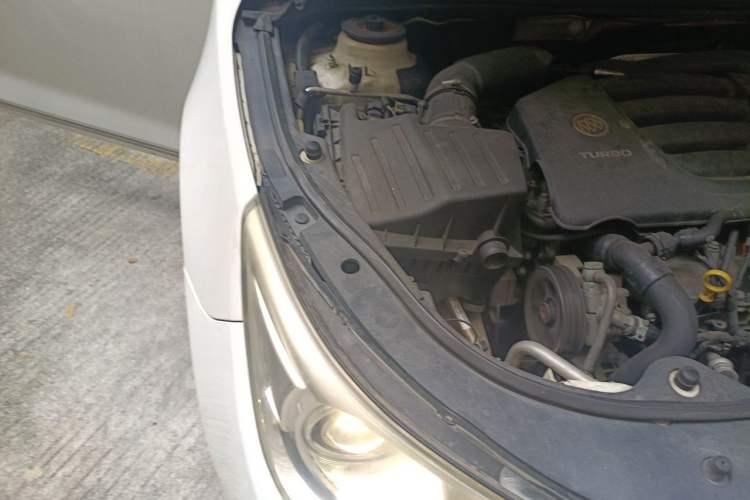Used Buick LaCrosse 2010 2.0T Comfort Edition Engine Bay Right