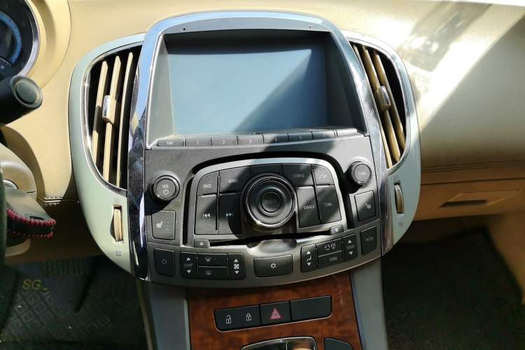 Used Buick LaCrosse 2011 2.4L SIDI Elegant Edition Audio And AC Panel