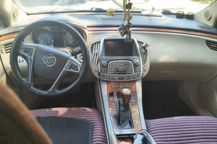 Used Buick LaCrosse 2011 2.4L SIDI Luxury Edition Center Console