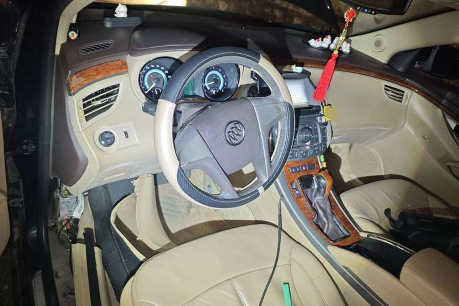 Used Buick LaCrosse 2011 2.4L SIDI Elegant Edition Center Console
