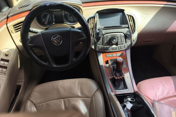 Used Buick LaCrosse 2011 2.4L SIDI Elegant Edition Center Console