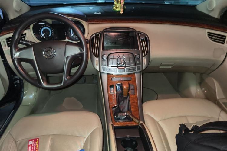 Used Buick LaCrosse 2011 2.4L SIDI Elegant Edition Center Console