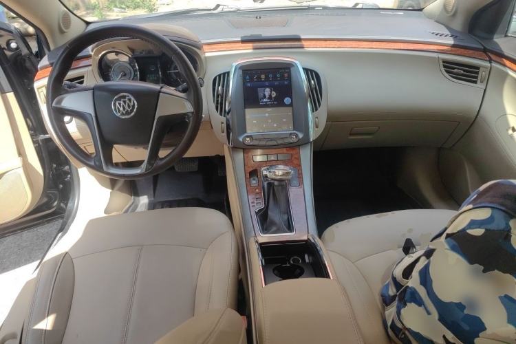 Used Buick LaCrosse 2011 2.4L SIDI Comfort Sunroof Version Center Console