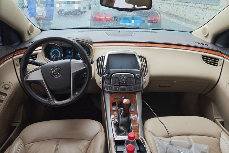 Used Buick LaCrosse 2011 2.4L SIDI Elegant Edition Center Console