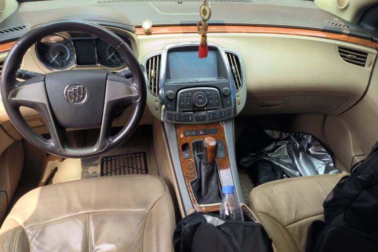 Used Buick LaCrosse 2011 2.4L SIDI Elegant Edition Center Console