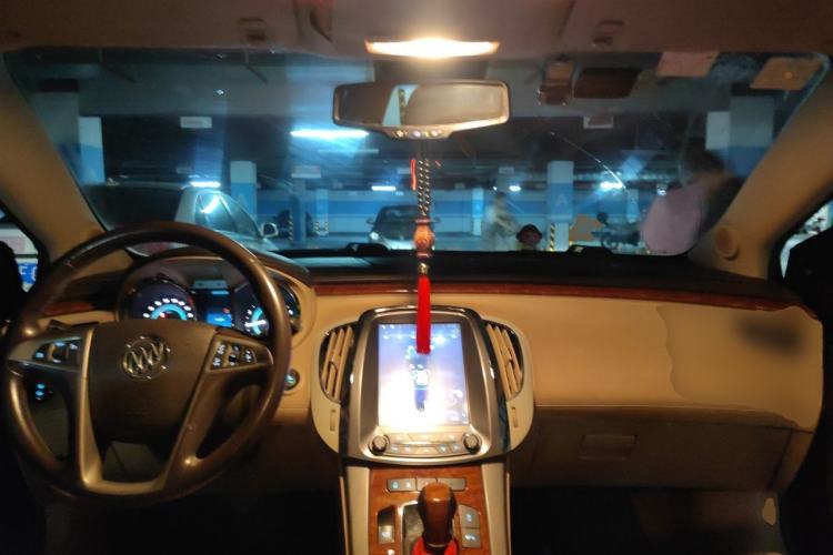 Used Buick LaCrosse 2011 2.4L SIDI Elegant Edition Center Console