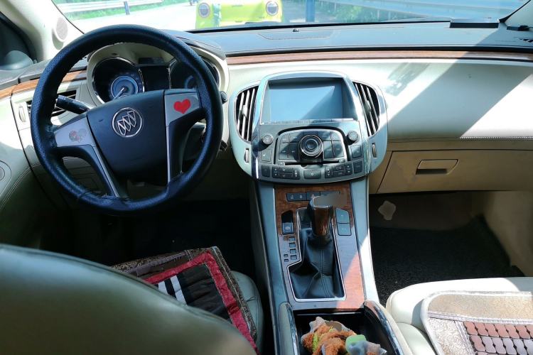 Used Buick LaCrosse 2011 2.4L SIDI Elegant Edition Center Console