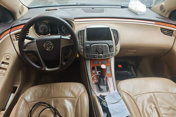 Used Buick LaCrosse 2011 2.4L SIDI Elegant Edition Center Console