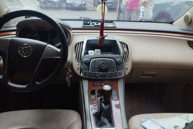 Used Buick LaCrosse 2011 2.4L SIDI Elegant Edition Center Console