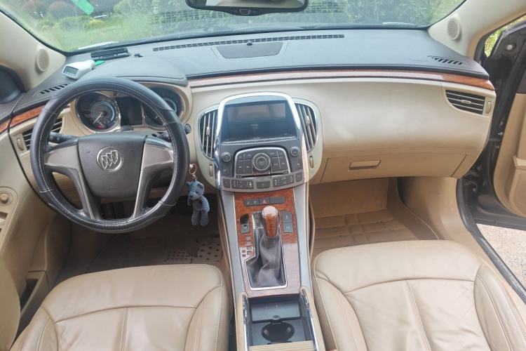Used Buick LaCrosse 2011 2.4L SIDI Elegant Edition Center Console