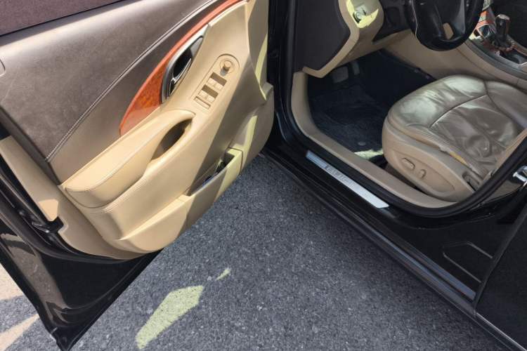 Used Buick LaCrosse 2011 2.4L SIDI Elegant Edition Driver Seat