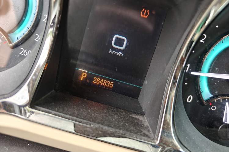 Used Buick LaCrosse 2011 2.4L SIDI Luxury Edition Odometer Close Up
