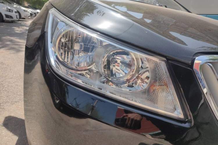 Used Buick LaCrosse 2011 2.4L SIDI Comfort Sunroof Version Right Front Headlight