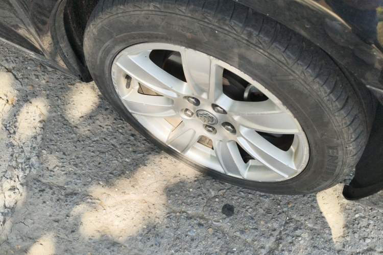 Used Buick LaCrosse 2011 2.4L SIDI Luxury Edition Right Front Wheel Hub