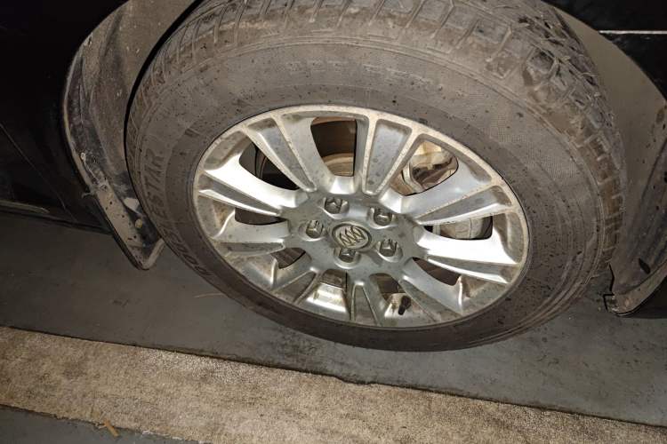 Used Buick LaCrosse 2011 2.4L SIDI Comfort Sunroof Version Right Front Wheel Hub