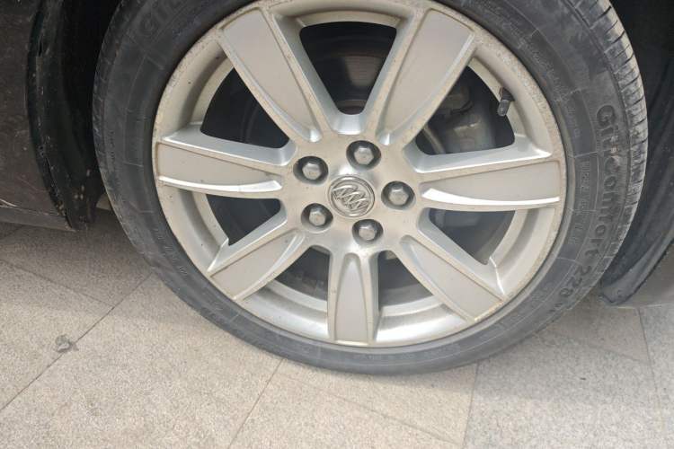 Used Buick LaCrosse 2011 2.4L SIDI Elegant Edition Right Front Wheel Hub