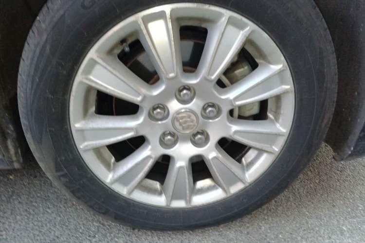 Used Buick LaCrosse 2011 2.4L SIDI Elegant Edition Right Front Wheel Hub