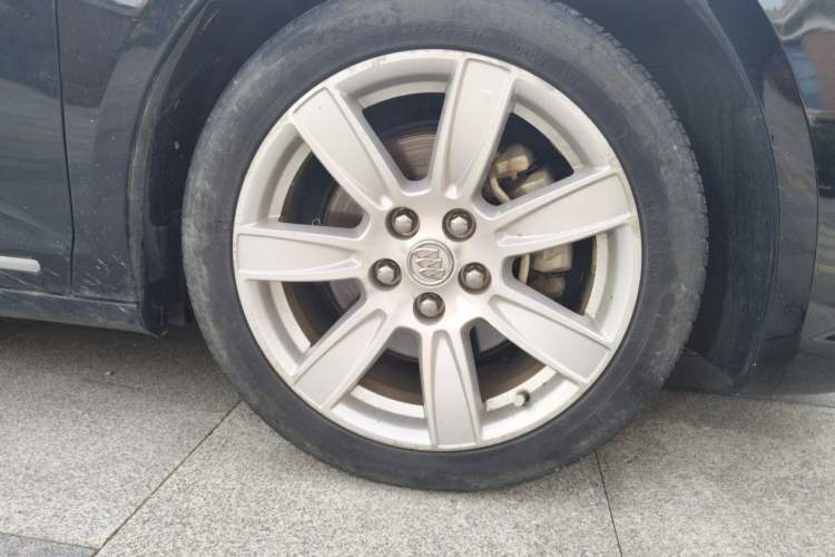 Used Buick LaCrosse 2011 2.4L SIDI Luxury Edition Right Front Wheel Hub