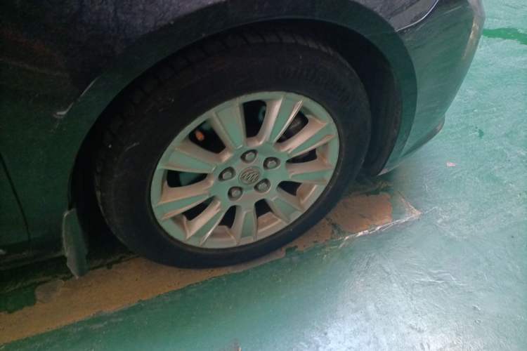 Used Buick LaCrosse 2011 2.4L SIDI Comfort Edition Right Front Wheel Hub