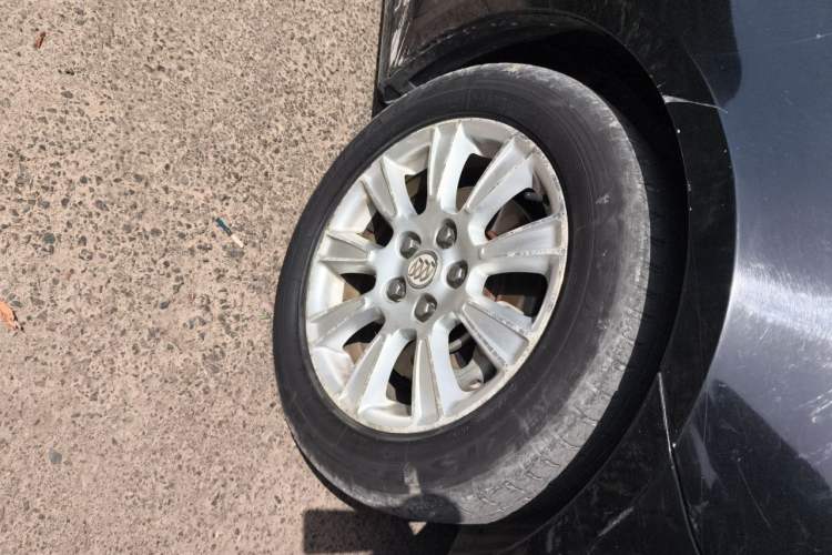 Used Buick LaCrosse 2011 2.4L SIDI Elegant Edition Right Front Wheel Hub