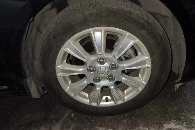 Used Buick LaCrosse 2011 2.4L SIDI Elegant Edition Right Front Wheel Hub