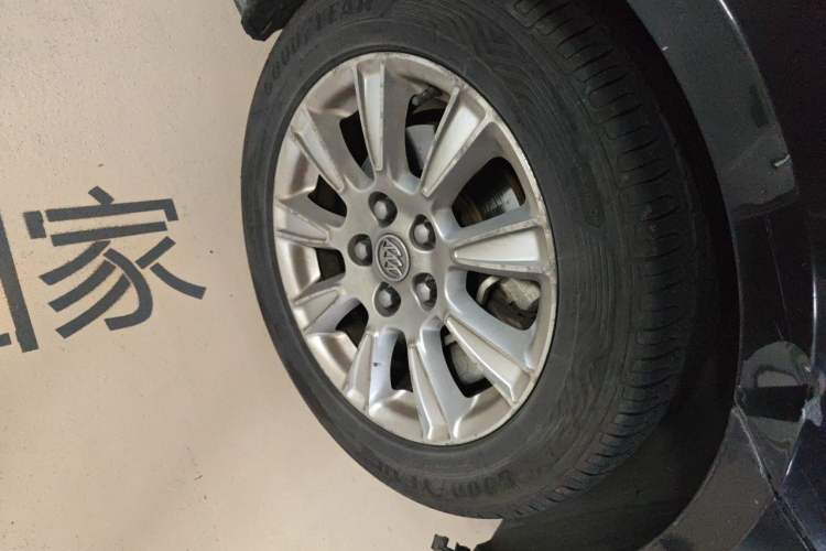 Used Buick LaCrosse 2011 2.4L SIDI Elegant Edition Right Front Wheel Hub