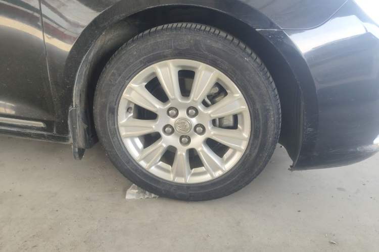 Used Buick LaCrosse 2011 2.4L SIDI Elegant Edition Right Front Wheel Hub