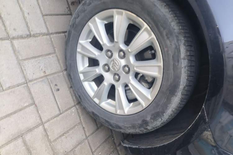 Used Buick LaCrosse 2011 2.4L SIDI Comfort Edition Right Front Wheel Hub