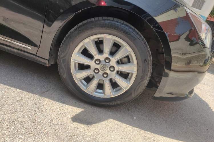 Used Buick LaCrosse 2011 2.4L SIDI Comfort Sunroof Version Right Front Wheel Hub