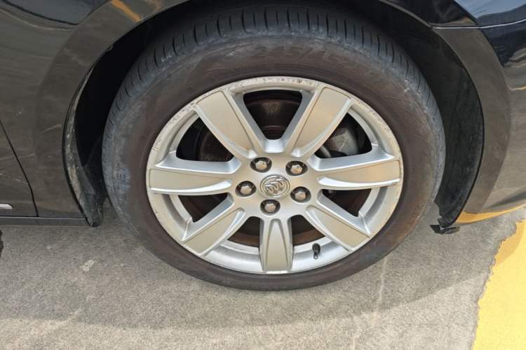 Used Buick LaCrosse 2011 2.4L SIDI Luxury Edition Right Front Wheel Hub