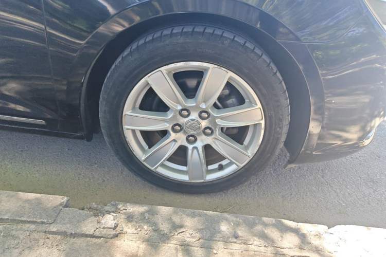 Used Buick LaCrosse 2011 2.4L SIDI Luxury Edition Right Front Wheel Hub