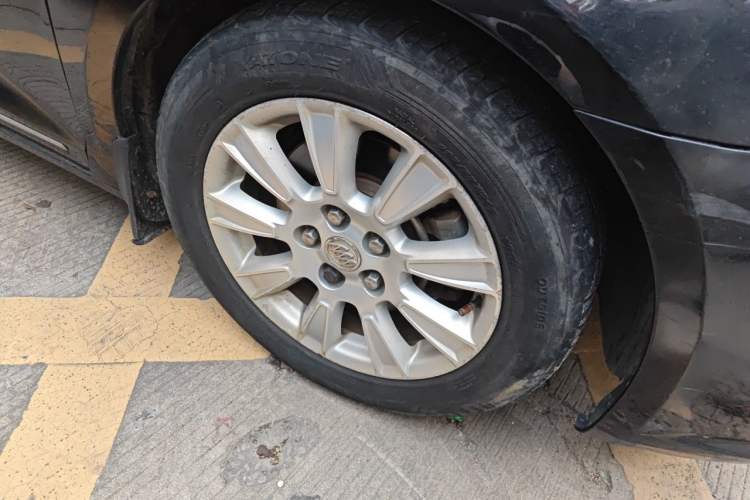 Used Buick LaCrosse 2011 2.4L SIDI Elegant Edition Right Front Wheel Hub
