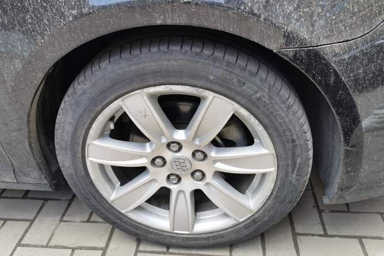 Used Buick LaCrosse 2011 2.4L SIDI Luxury Edition Right Front Wheel Hub