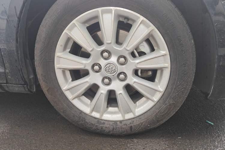 Used Buick LaCrosse 2011 2.4L SIDI Elegant Edition Right Front Wheel Hub