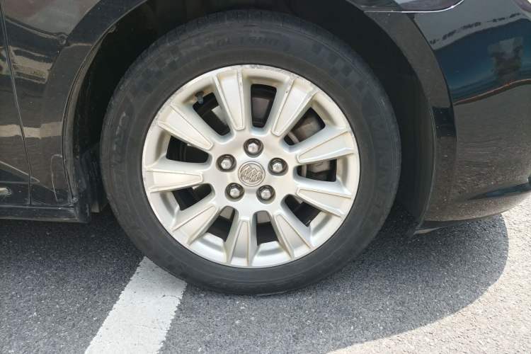 Used Buick LaCrosse 2011 2.4L SIDI Elegant Edition Right Front Wheel Hub