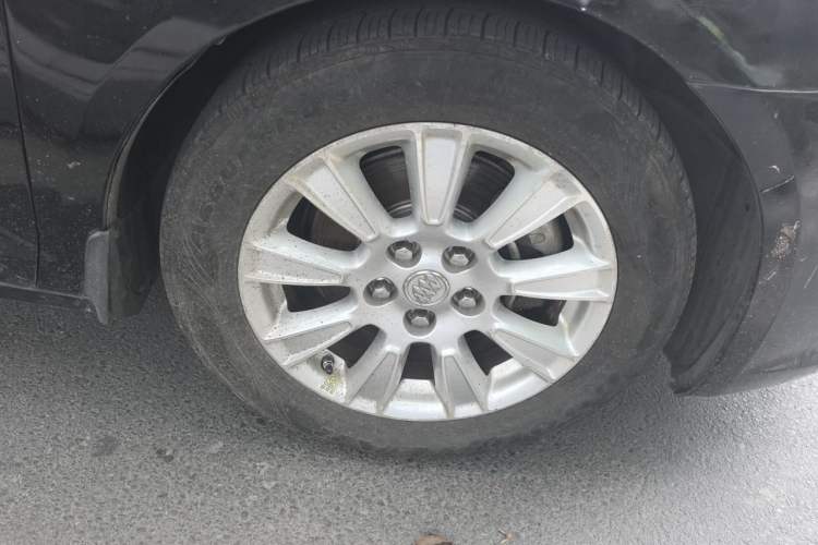 Used Buick LaCrosse 2011 2.4L SIDI Comfort Sunroof Version Right Front Wheel Hub