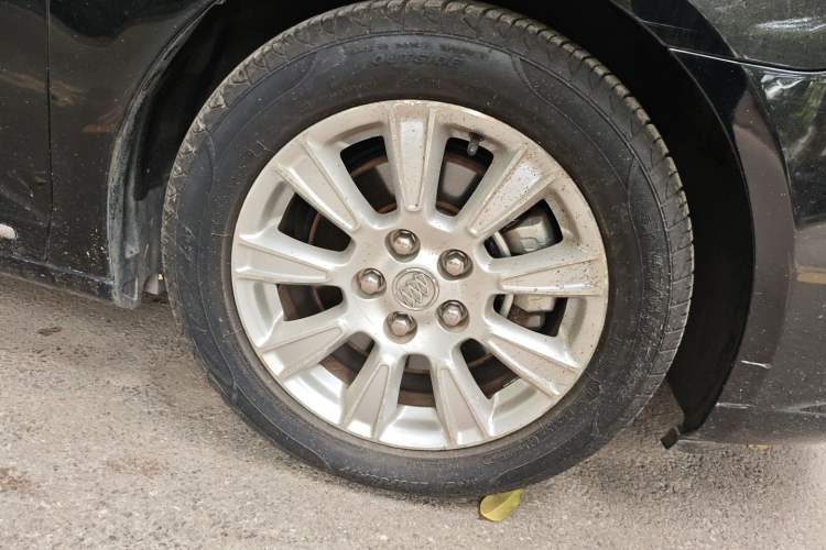 Used Buick LaCrosse 2011 2.4L SIDI Elegant Edition Right Front Wheel Hub