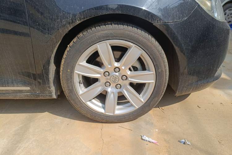 Used Buick LaCrosse 2011 2.4L SIDI Luxury Edition Right Front Wheel Hub