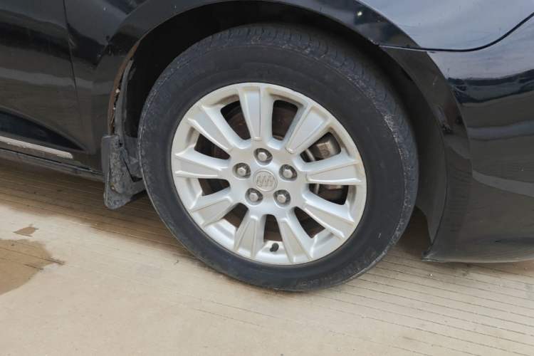 Used Buick LaCrosse 2011 2.4L SIDI Elegant Edition Right Front Wheel Hub