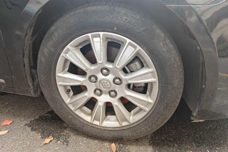 Used Buick LaCrosse 2011 2.4L SIDI Comfort Sunroof Version Right Front Wheel Hub