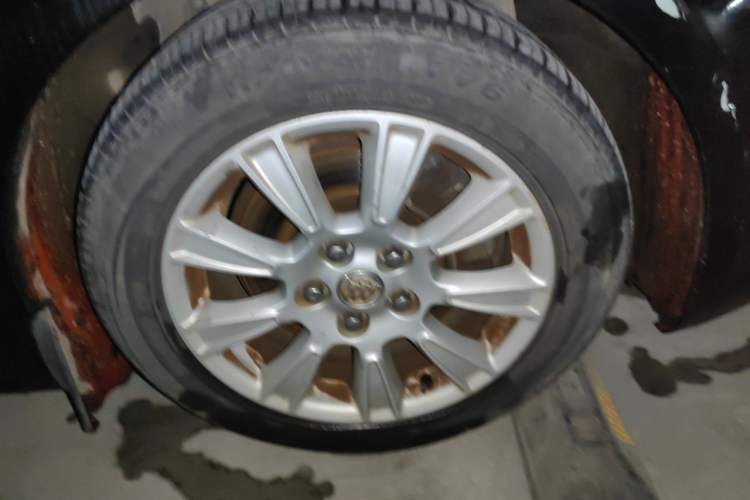 Used Buick LaCrosse 2011 2.4L SIDI Elegant Edition Right Front Wheel Hub