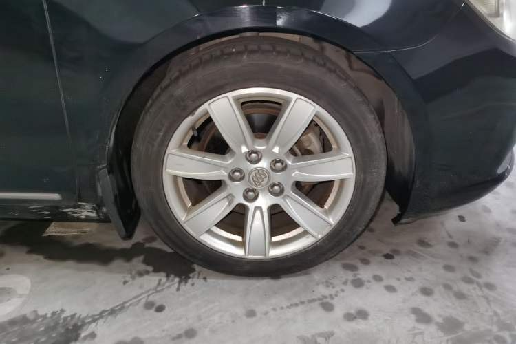 Used Buick LaCrosse 2011 2.4L SIDI Luxury Edition Right Front Wheel Hub