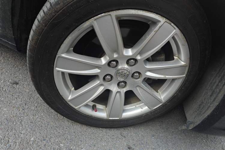 Used Buick LaCrosse 2011 2.4L SIDI Luxury Edition Right Front Wheel Hub