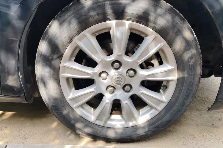 Used Buick LaCrosse 2011 2.4L SIDI Elegant Edition Right Front Wheel Hub