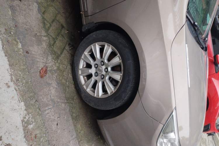 Used Buick LaCrosse 2011 2.4L SIDI Elegant Edition Right Front Wheel Hub