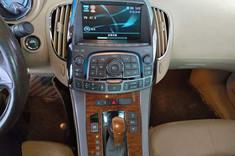 Used Buick LaCrosse 2011 2.4L SIDI Luxury Edition Audio And AC Panel