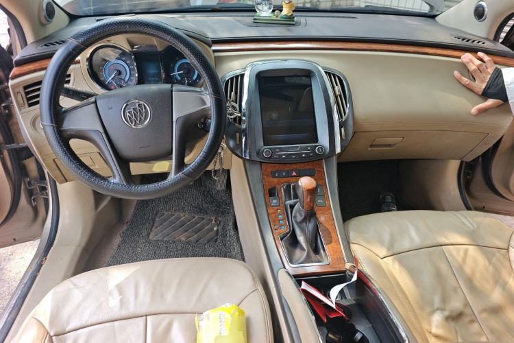 Used Buick LaCrosse 2011 2.4L SIDI Comfort Sunroof Version Center Console