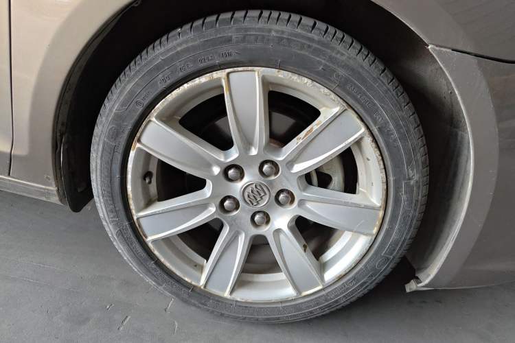 Used Buick LaCrosse 2011 2.4L SIDI Luxury Edition Right Front Wheel Hub