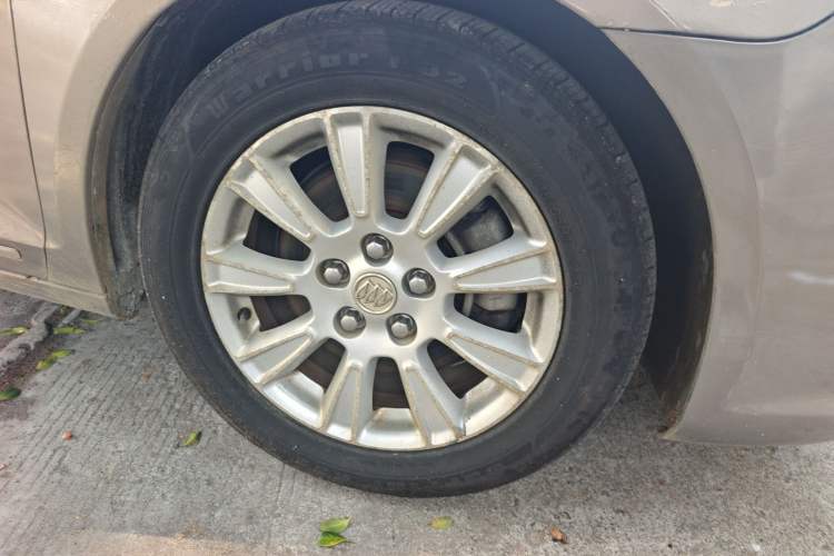 Used Buick LaCrosse 2011 2.4L SIDI Comfort Sunroof Version Right Front Wheel Hub