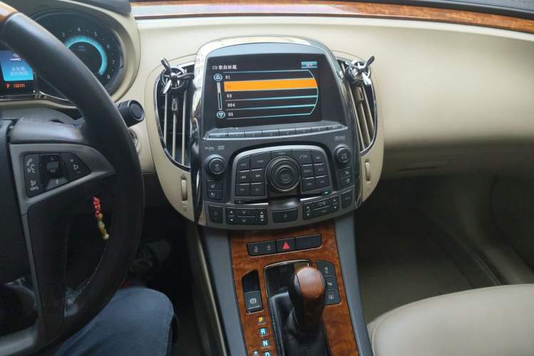 Used Buick LaCrosse 2011 2.4L SIDI Luxury Edition Audio And AC Panel